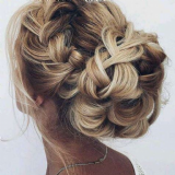 Blondes Haar hochgesteckt