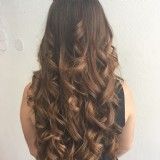 Lockiges, langes, braunes Haar